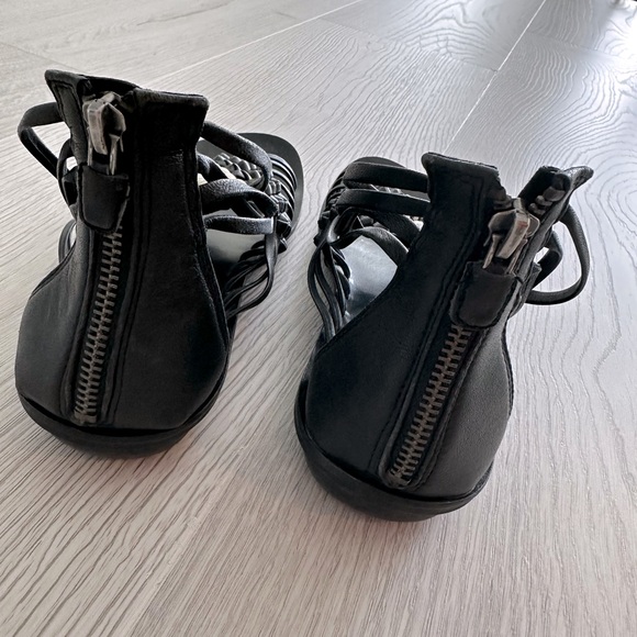 B Makowsky Black Sandals - Picture 2 of 3